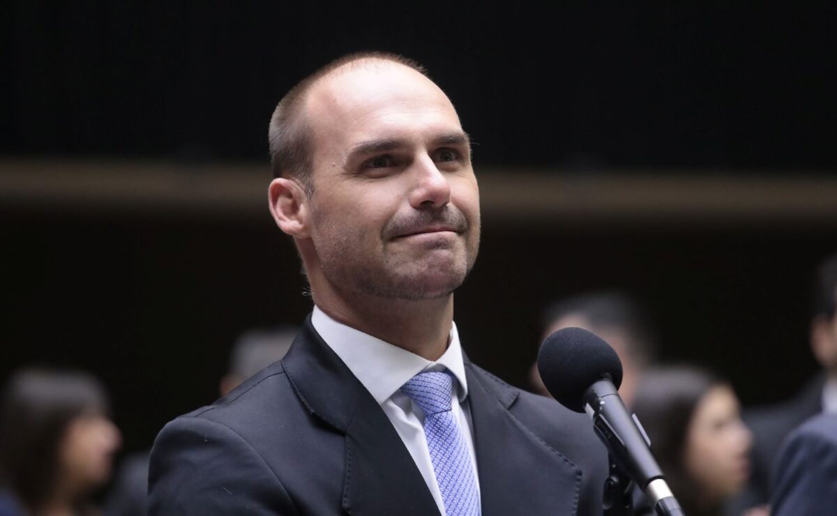 Ministério da Justiça oficializa demissão de Eduardo Bolsonaro da Polícia Federal por abandono de cargo