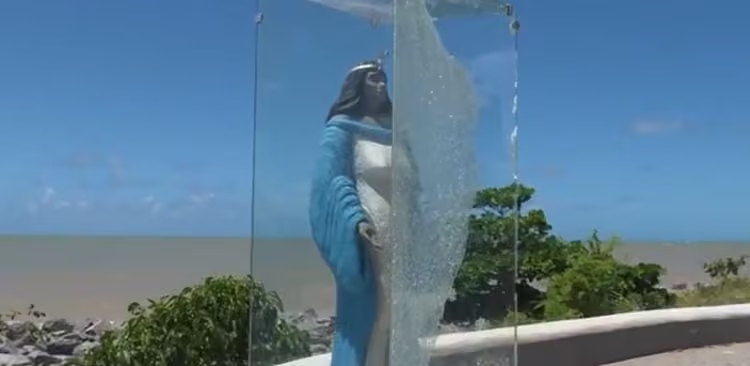 Mulher suspeita de vandalismo contra estátua de Iemanjá é presa em João Pessoa