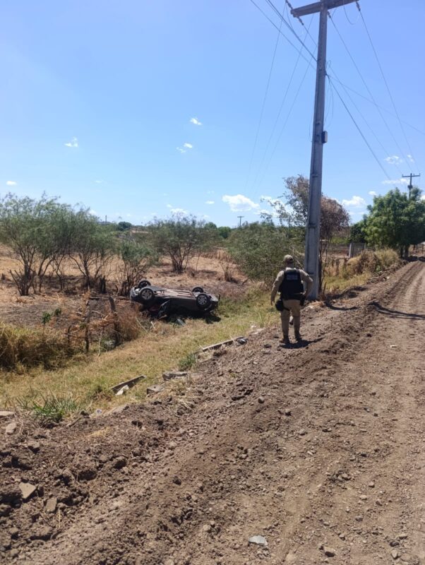 Carro capota na PB-393 e deixa duas mulheres e bebê feridos em São João do Rio do Peixe