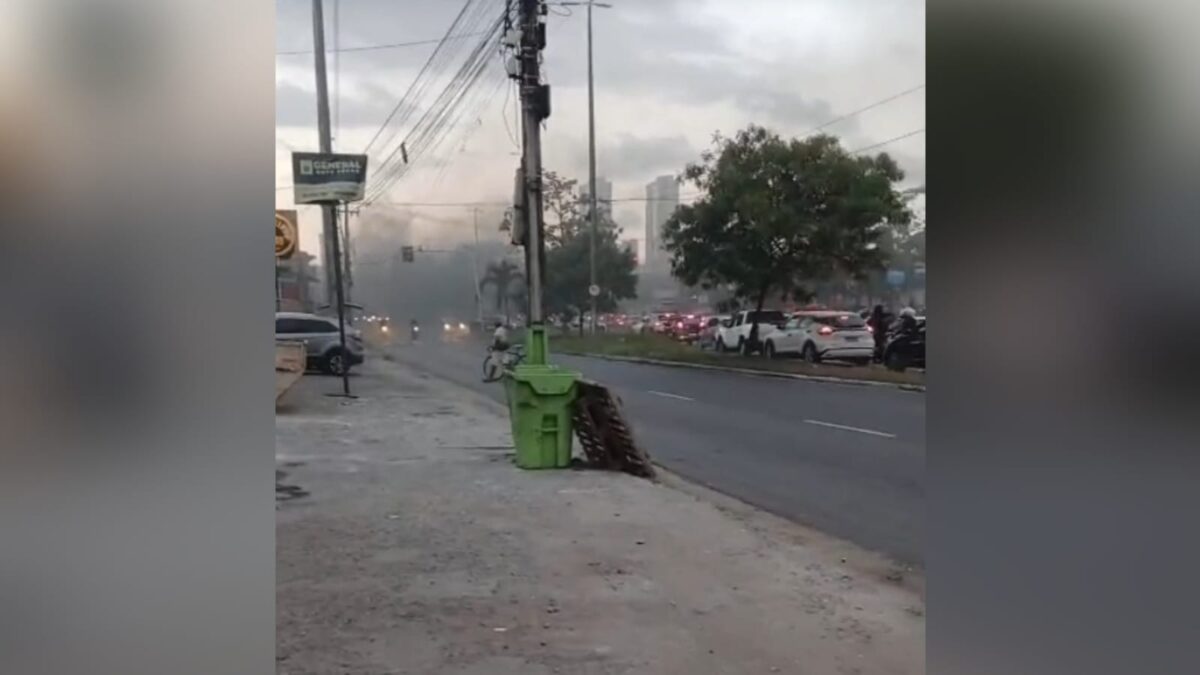 Protesto bloqueia a Avenida Tancredo Neves após jovem morrer ao ser baleado no Bairro dos Ipês