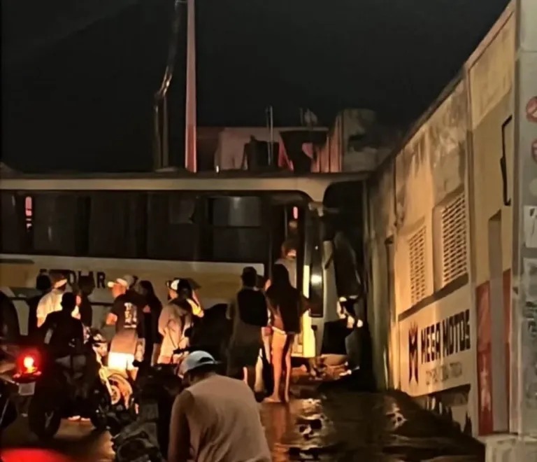 Motorista morre após ônibus escolar bater em muro de casa em Aroeiras