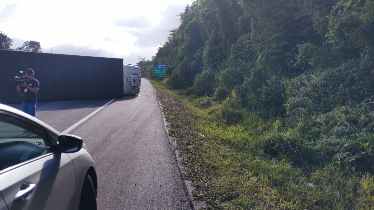 Carreta tomba e bloqueia trecho da BR-230 no caminho de Campina Grande a João Pessoa