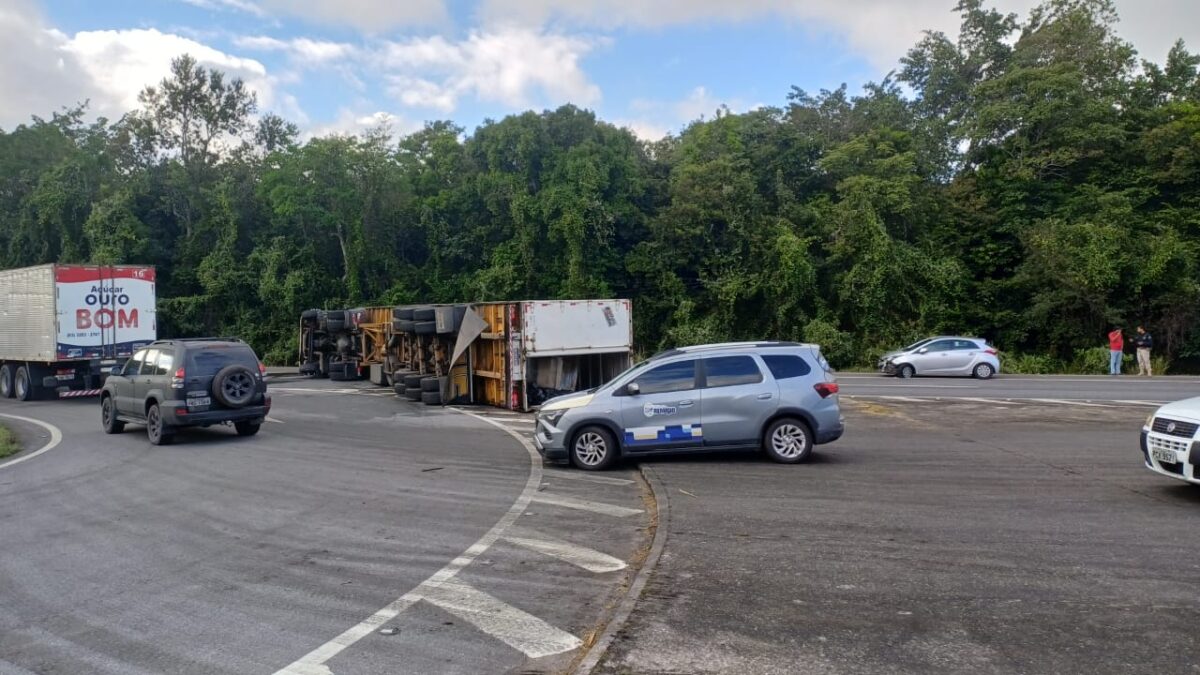 Carreta tomba e bloqueia trecho da BR-230 no caminho de Campina Grande a João Pessoa