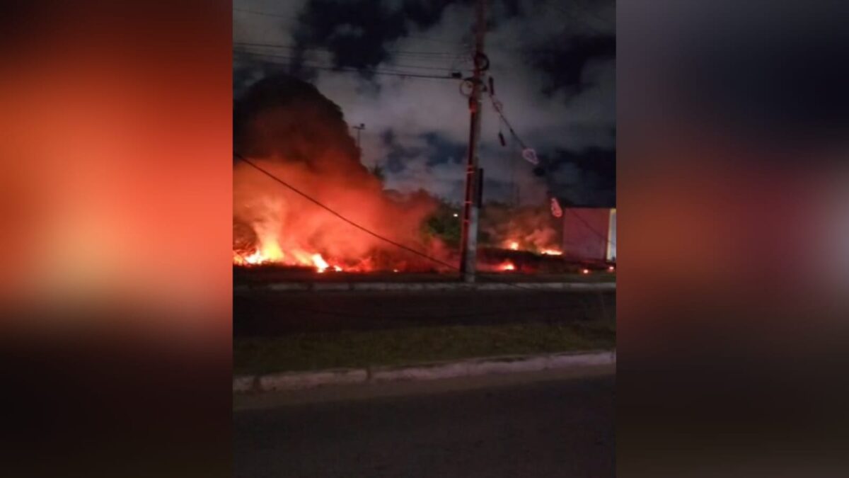 Carro colide e derruba poste no Altiplano e causa incêndio
