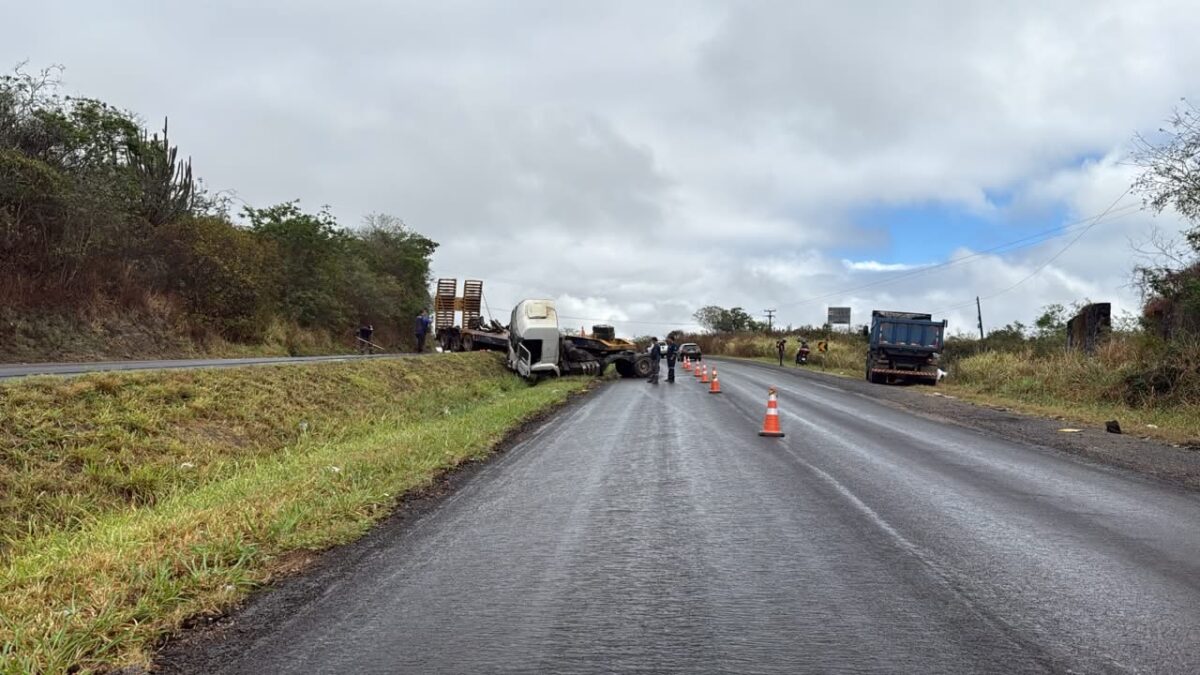 Caminhão sai da pista na BR-230, em Campina Grande, e invade canteiro central