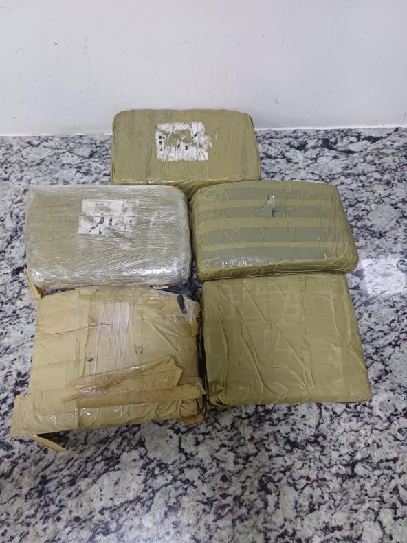 PRF apreende cerca de 5 kg de entorpecente e detém homem por tráfico de drogas em Mamanguape