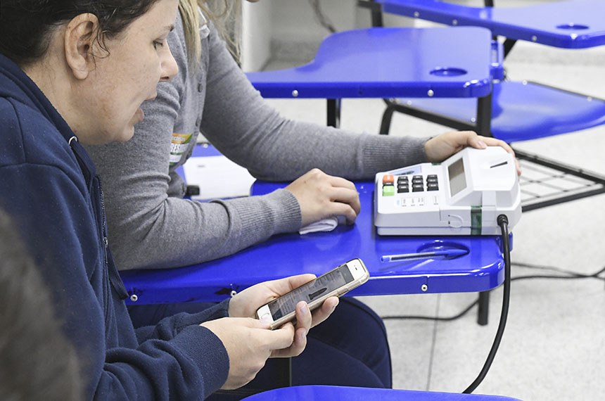 Eleitores devem atualizar e-Título e app pode ser baixado até sábado