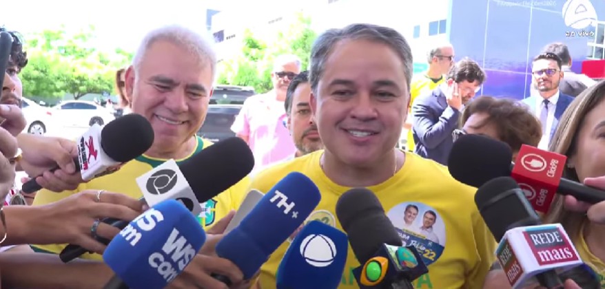 Efraim Filho chega para votar junto com Marcelo Queiroga e diz que confia no sentimento de mudança