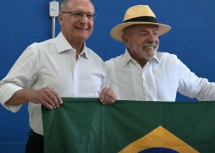 Lula vota no ABC, fala em democracia contra “barbárie” e ataca “quadrilha do Master”