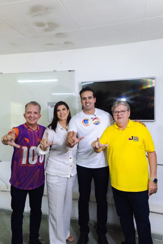 João Azevêdo vota ao lado de Lucas em João Pessoa e comemora "campanha alegre" e “sem agredir ninguém”