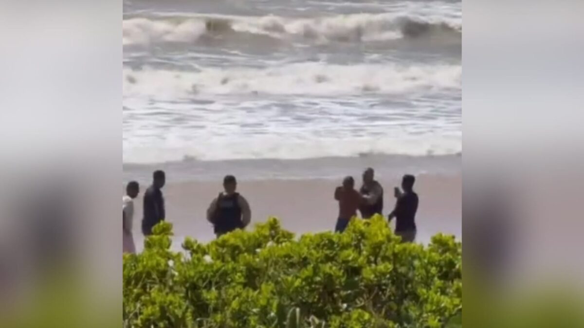 Suspeito de roubo no Bessa é perseguido pela população, entra no mar de Intermares para fugir, mas acaba preso