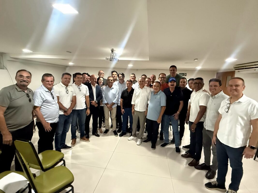 Prefeito Leo Bezerra reúne vereadores de João Pessoa após primeiro turno das Eleições 2026