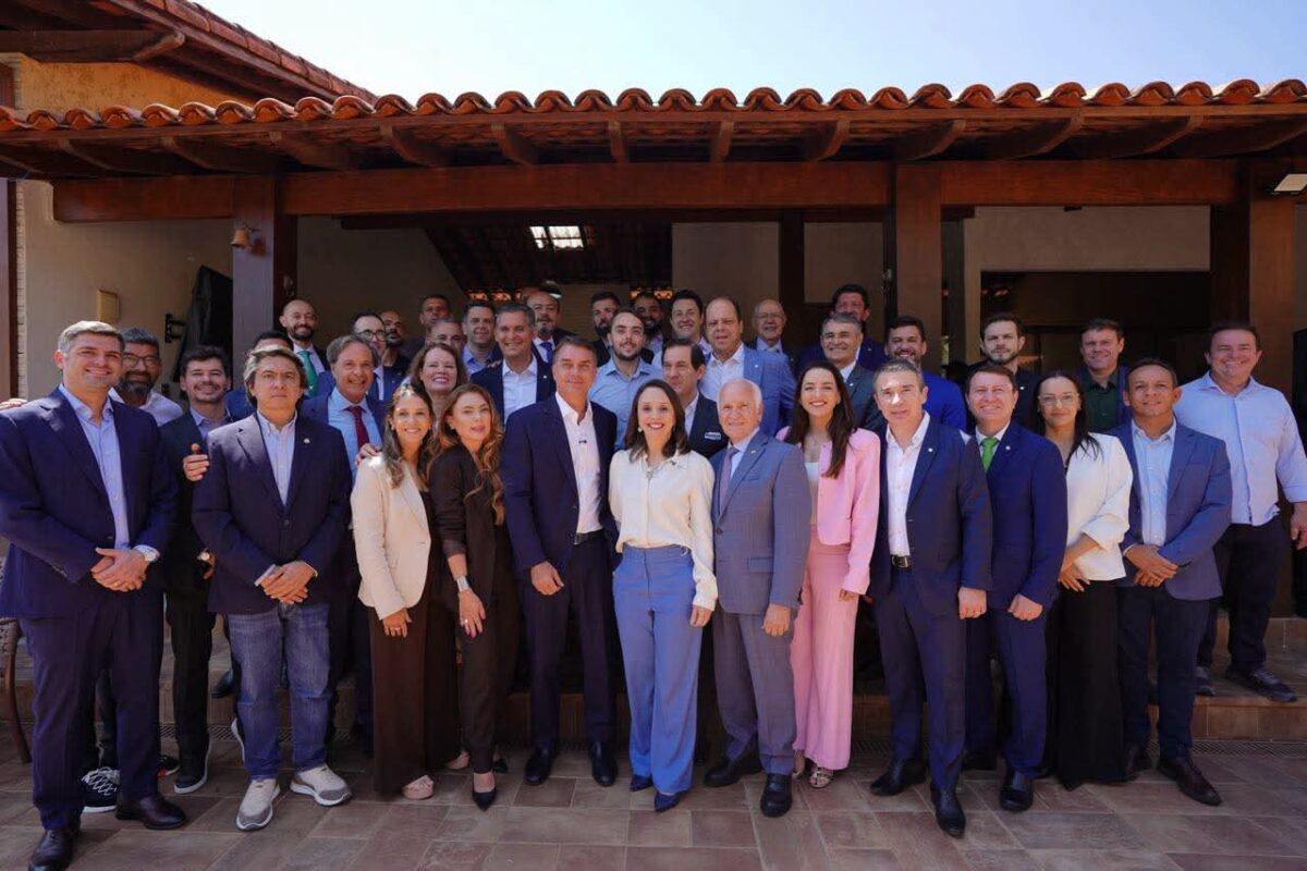 Romero Rodrigues e integrantes do Podemos anunciam apoio à candidatura de Flávio Bolsonaro no 2° turno