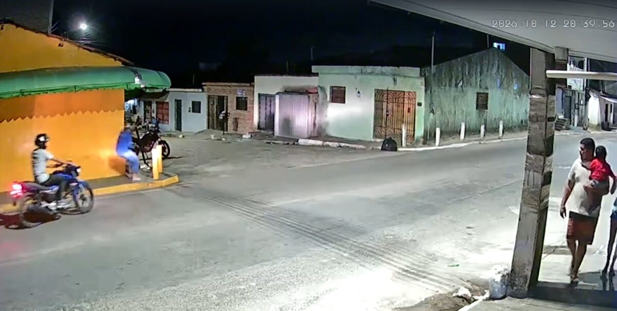 Câmera registra ataque a tiros em Santa Rita a dois homens; crime aconteceu na frente de crianças