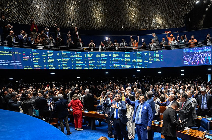 Senado aprova fim da escala 6x1 e PEC vai à promulgação