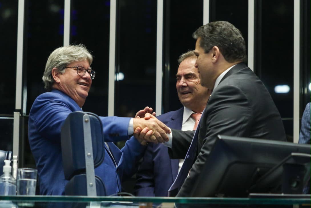 João Azevêdo visita Senado após eleição e celebra aprovação do fim da escala 6x1