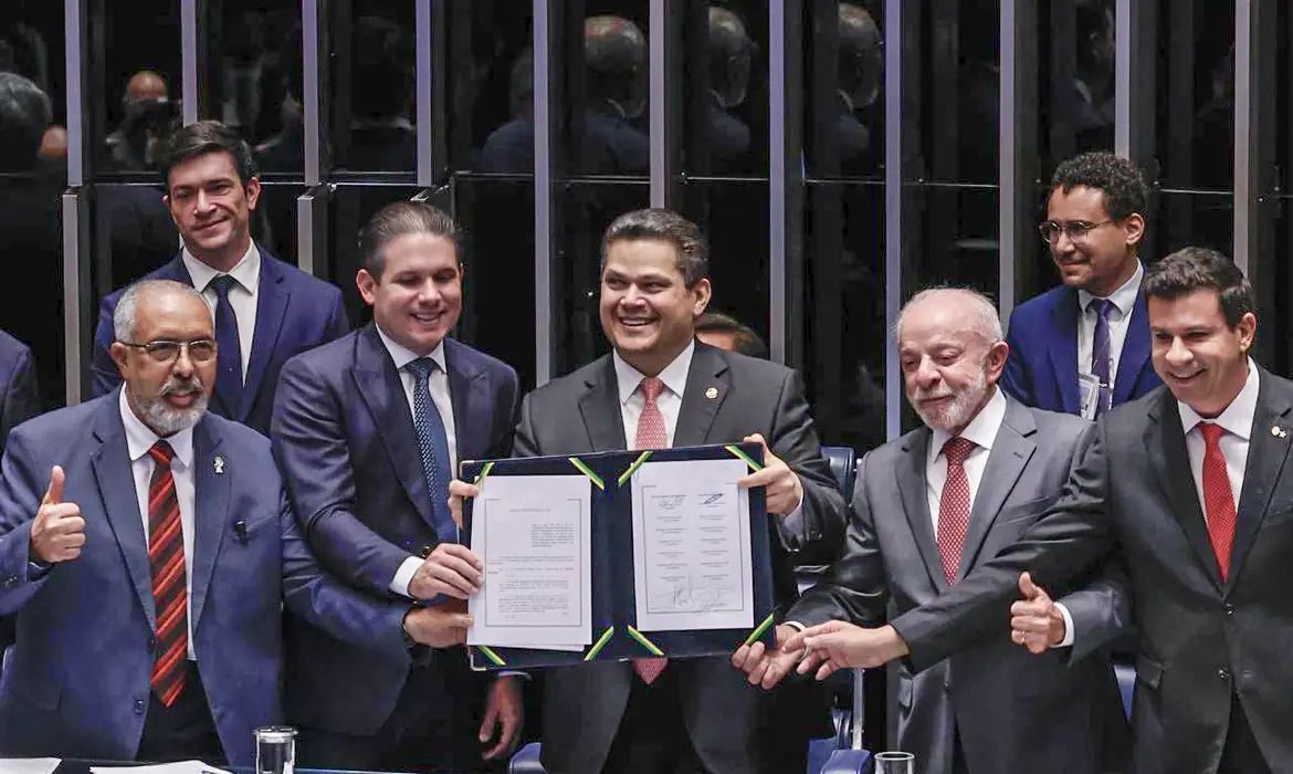 Hugo Motta celebra promulgação da PEC do fim da 6×1: “valoriza trabalho e trabalhador”