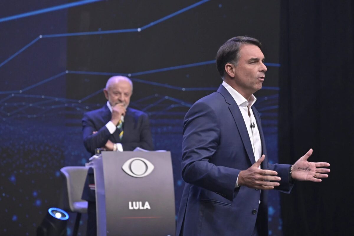 Ricardo Coutinho chama de "moleque" performance de Flávio Bolsonaro em debate: "sem postura"
