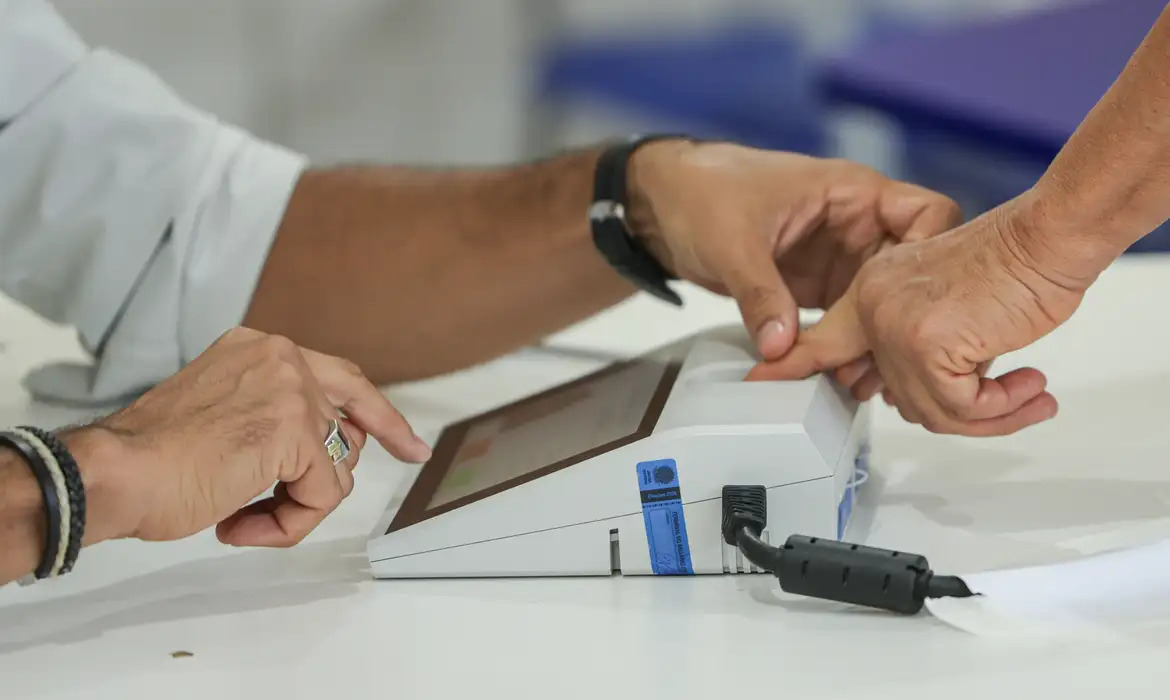 TSE informa que 900 urnas foram substituídas até o meio-dia