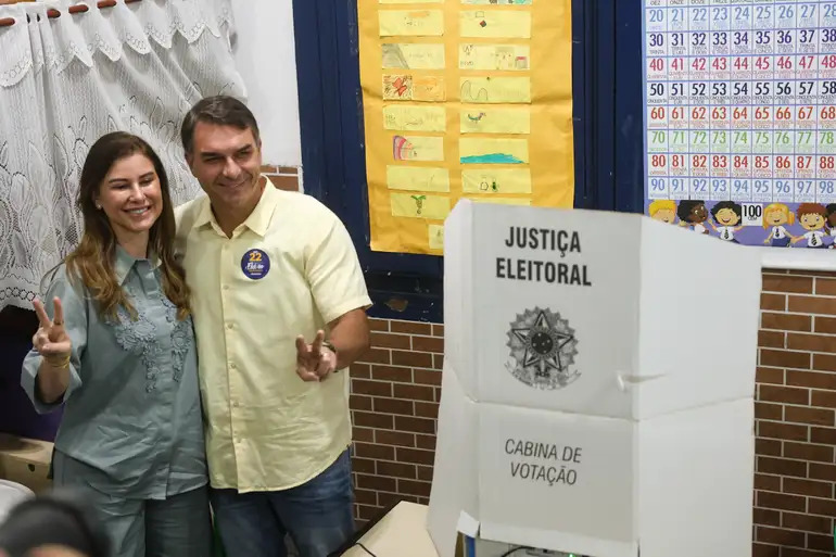 Flávio Bolsonaro vota no Rio de Janeiro