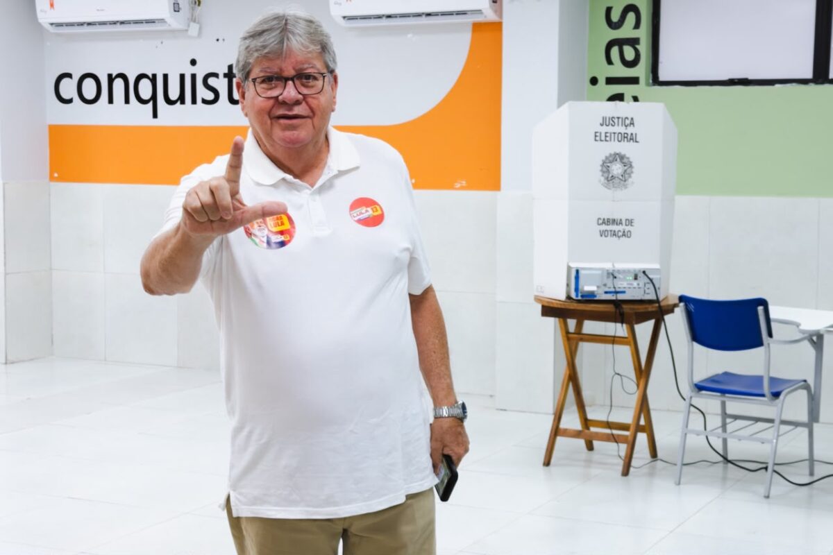 João Azevêdo vota e considera pleito "mais rápido" no 2º turno: "apenas uma escolha"